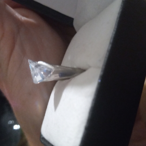 925Ring size 8 silver band with  clear  triangler shaped stone - Picture 10 of 11